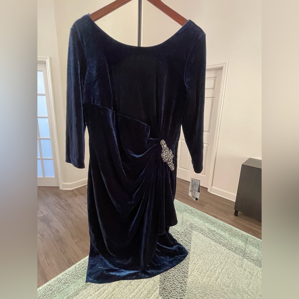 Alex Evenings Navy Velvet Long Sleeve Dress. NWT size 14.